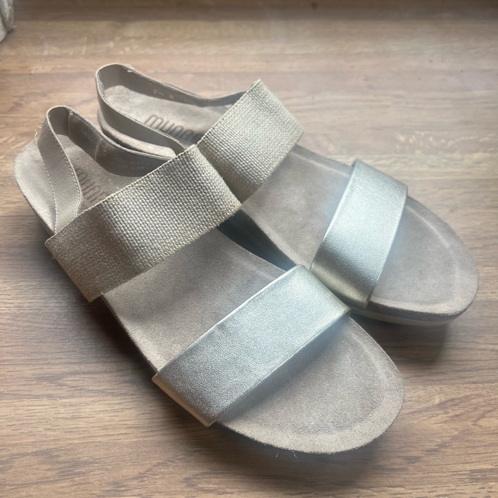 NWOB Munro MUNRO PISCES Gold and Tan Sandals